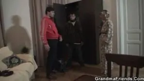 Das kleine geile Schwesterchen wird vom eigenen Bruder gefickt